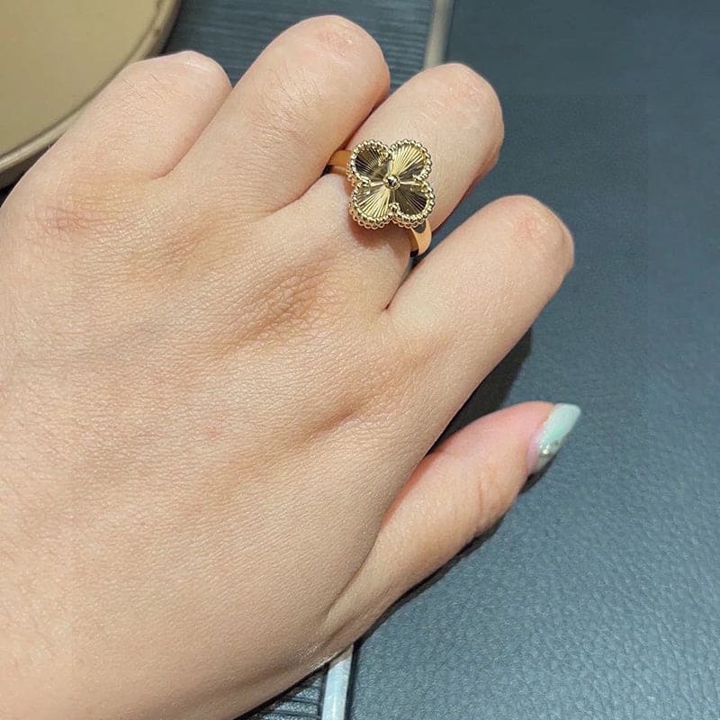Roostick Guilloche Vintage Alhambra Ring