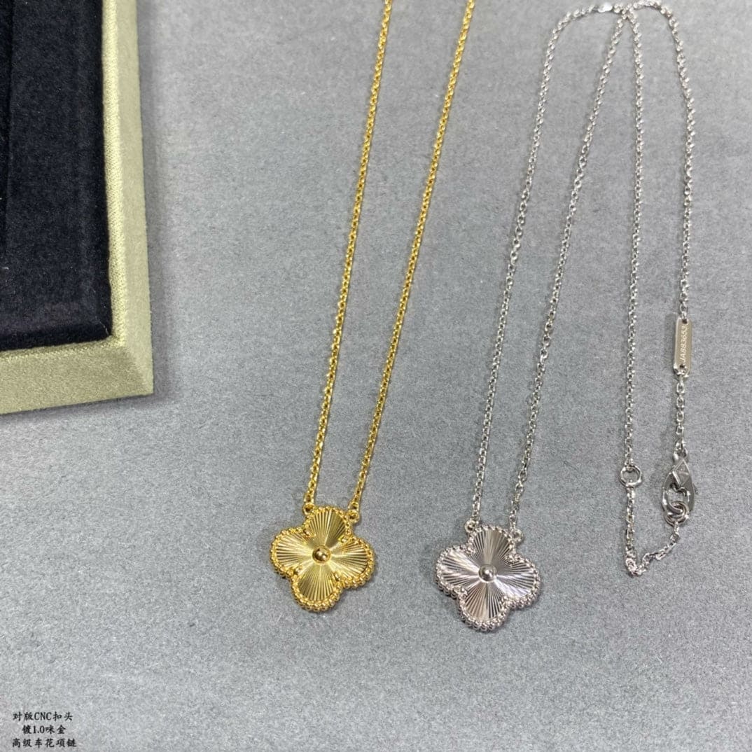 Roostick Vintage Alhambra Pendant Clover Necklace