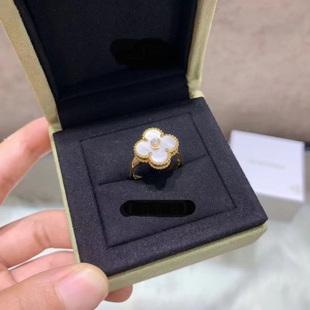 Roostick Vintage Alhambra Pearl Ring