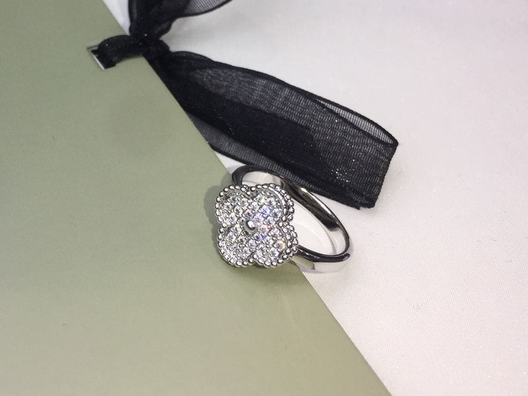 Roostick Vintage Alhambra Diamonds Ring