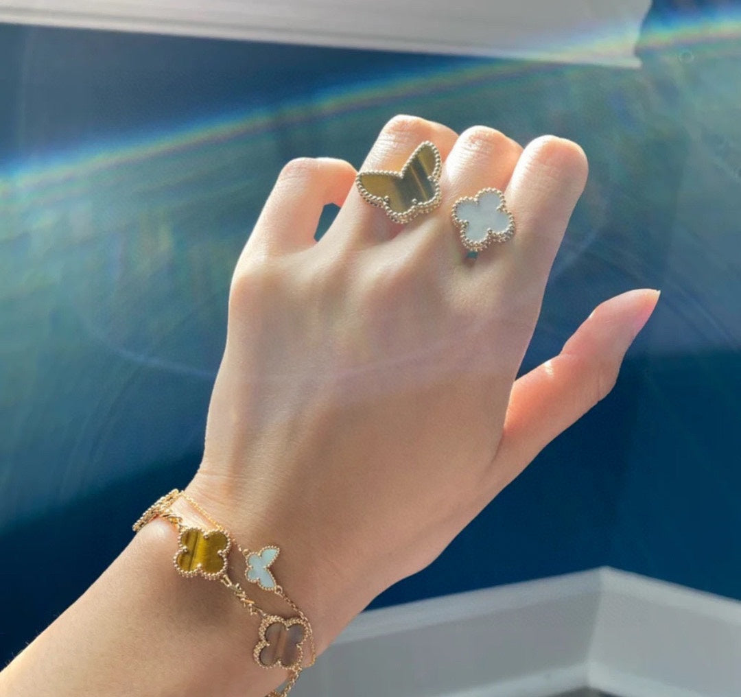 Roostick Lucky Alhambra Between The Finger Ring