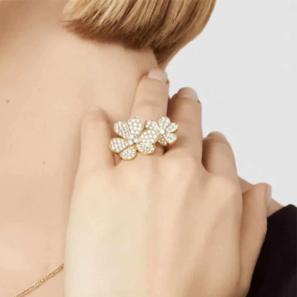 Frivole Between the Finger Ring