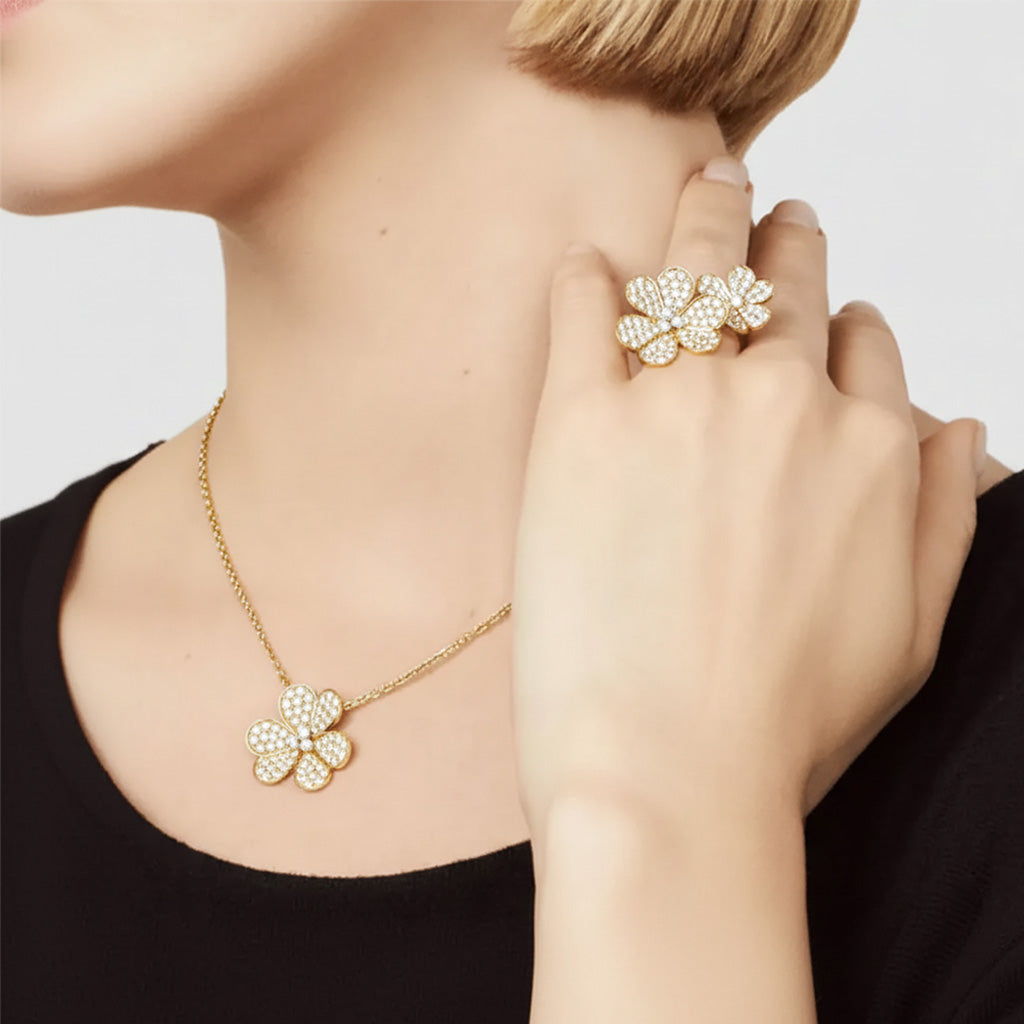 Frivole Between the Finger Ring