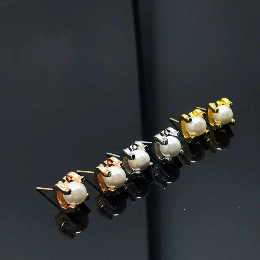 Roostick C De Pearl Earrings