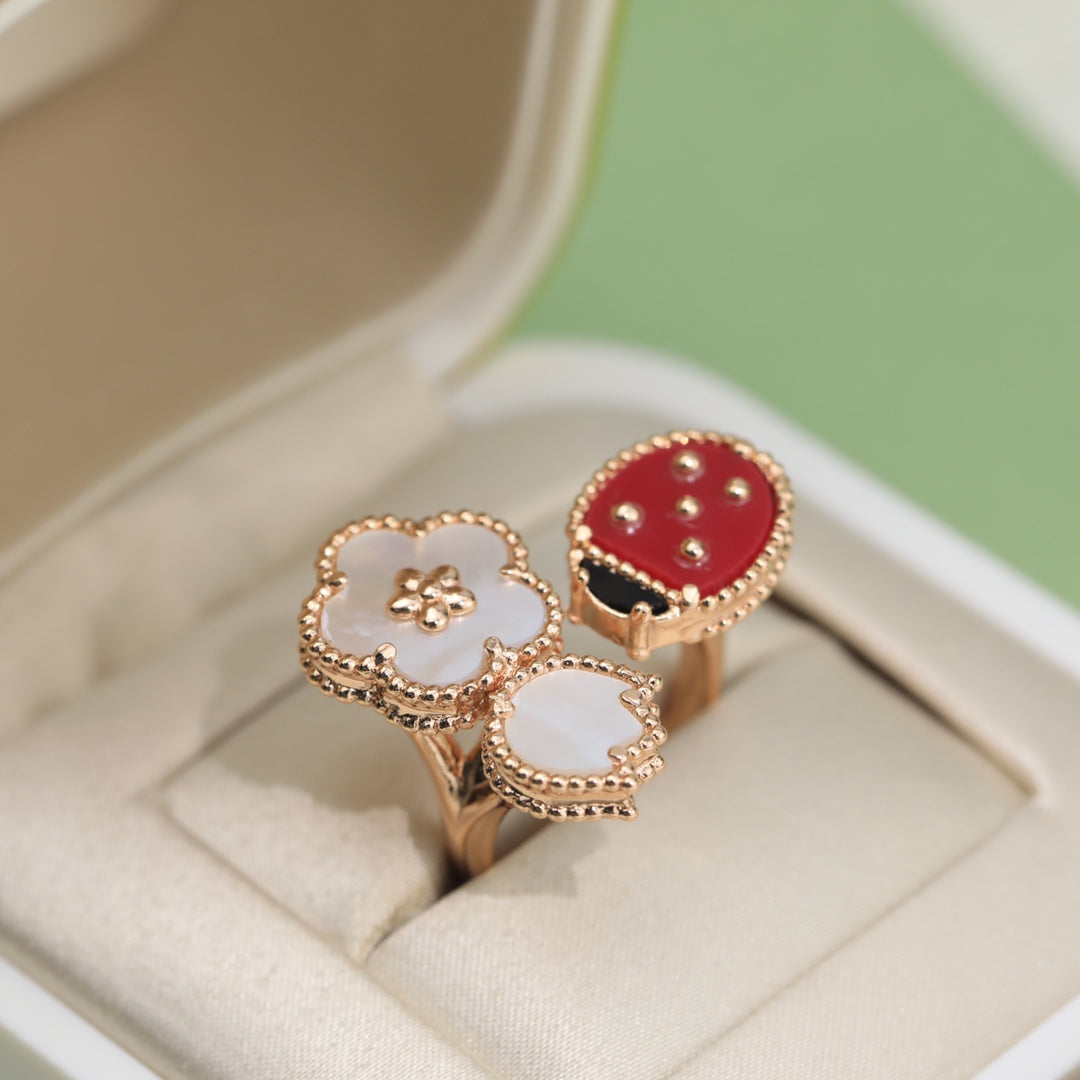 Roostick Lucky Spring Between The Finger Ring