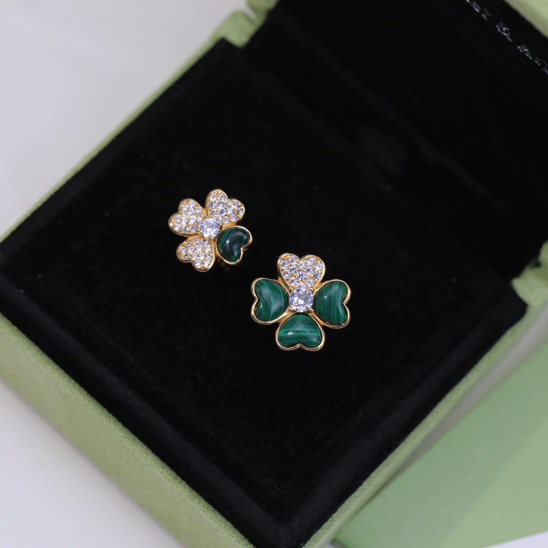 Roostick Cosmos Between The Finger Diamond Ring