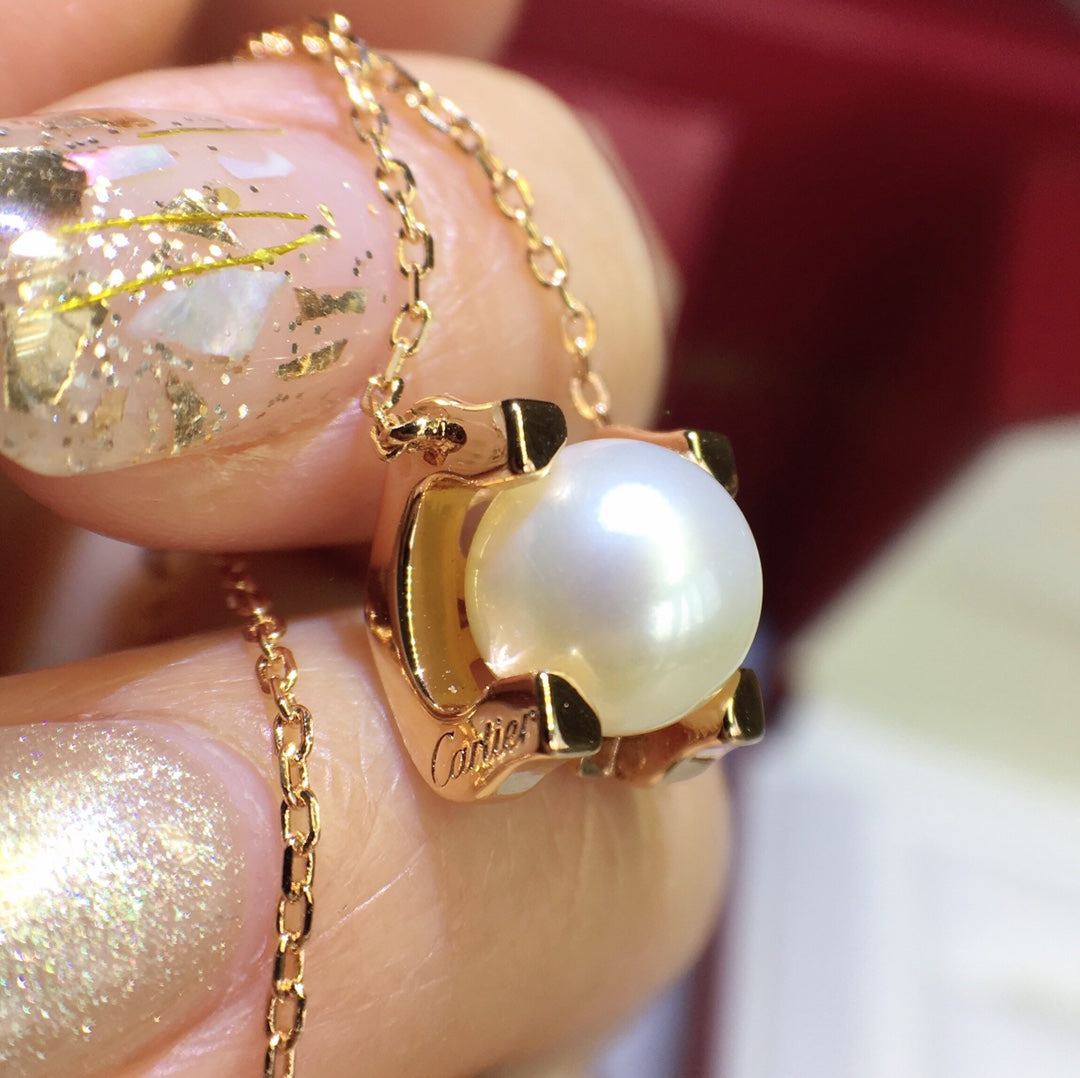 Roostick C De Pearl Necklace