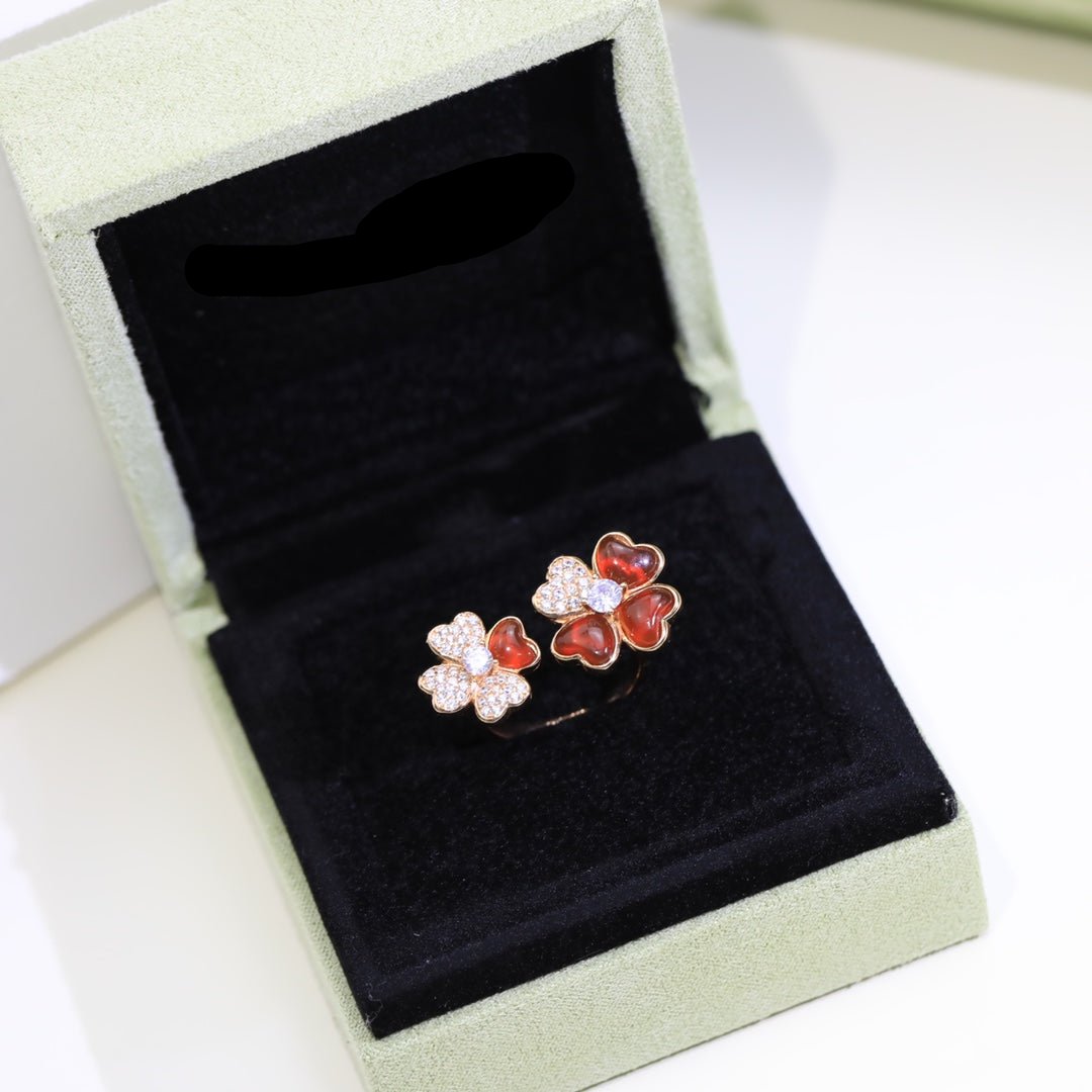Roostick Cosmos Between the Finger Red Diamond Ring