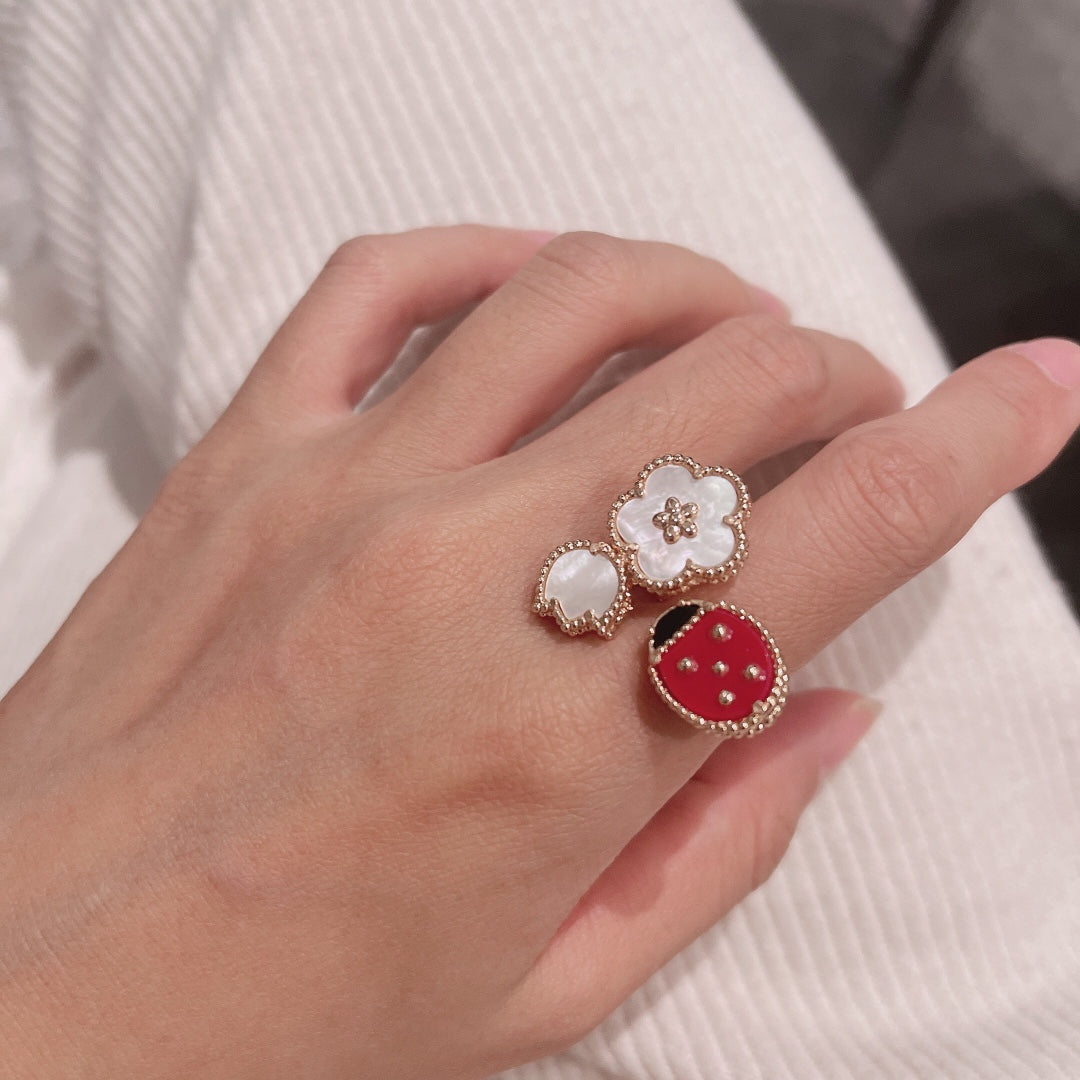 Roostick Lucky Spring Between The Finger Ring