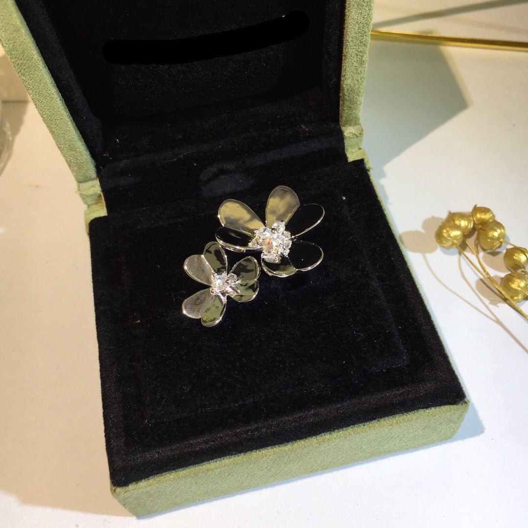 Roostick Diamond Frivole Between The Finger Ring