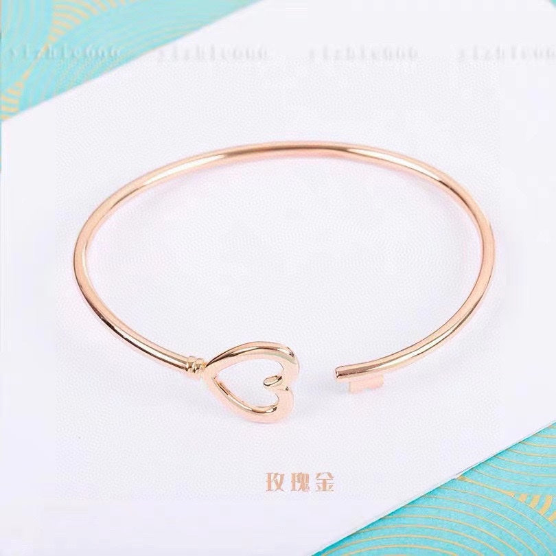 Roostick Heart Key Wire Bracelet