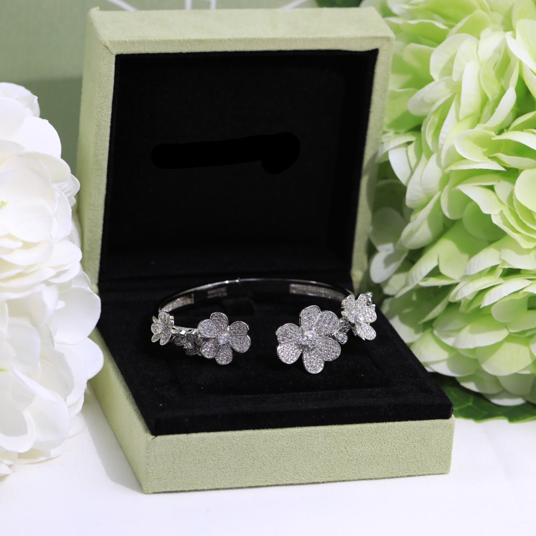 Roostick Frivole Seven Flowers Diamonds Bracelet