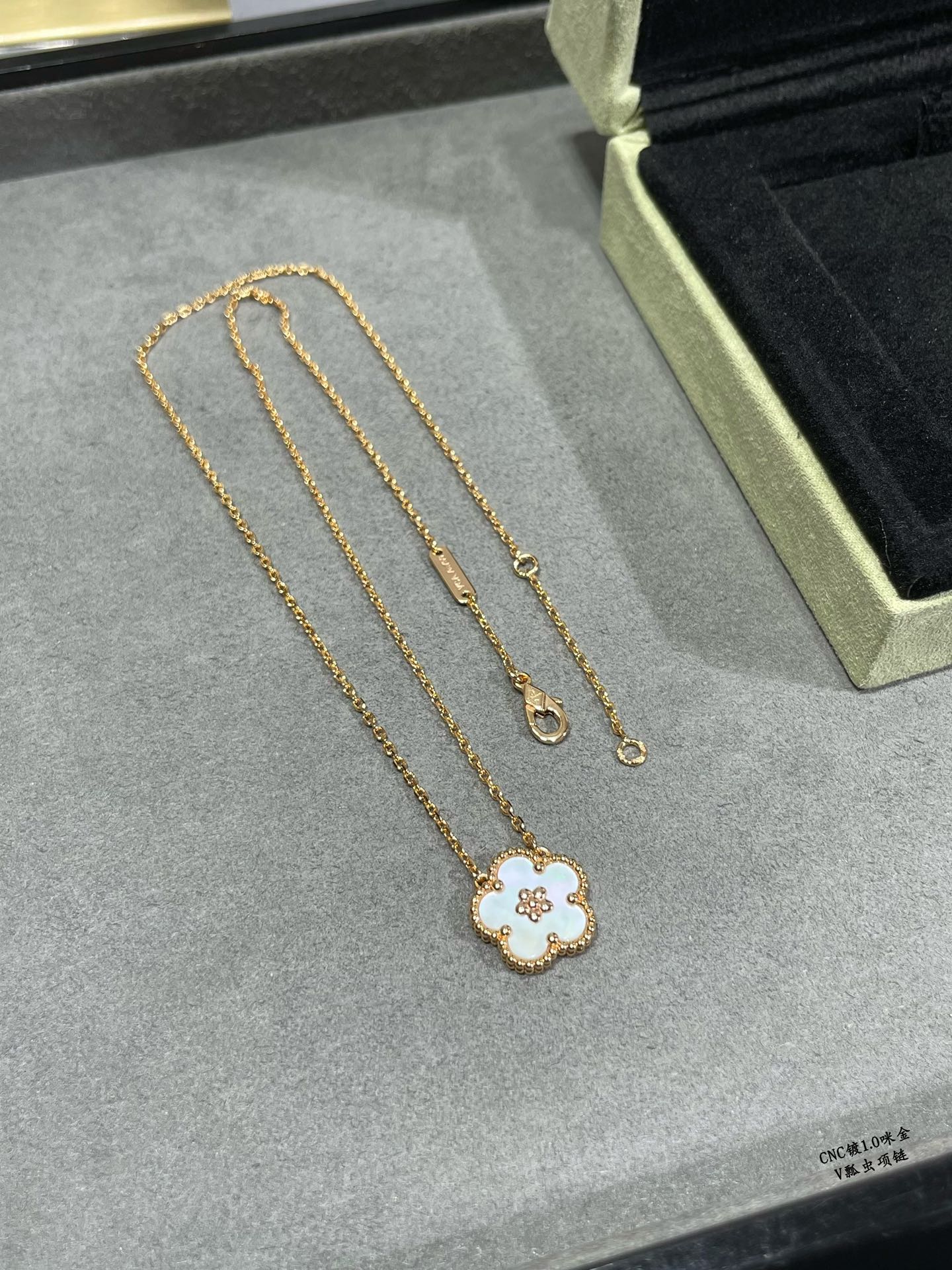 Roostick Lucky Spring Pendant Clover Necklace