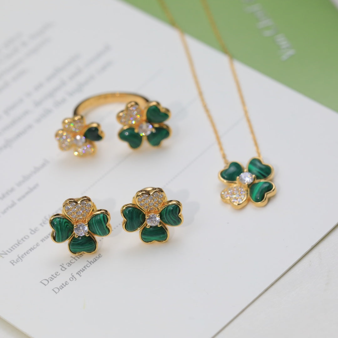Roostick Cosmos Between The Finger Diamond Ring