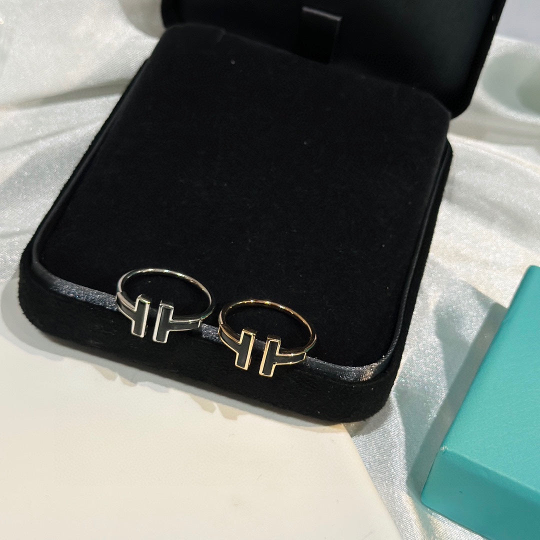 Roostick T Black Onyx Wire Ring