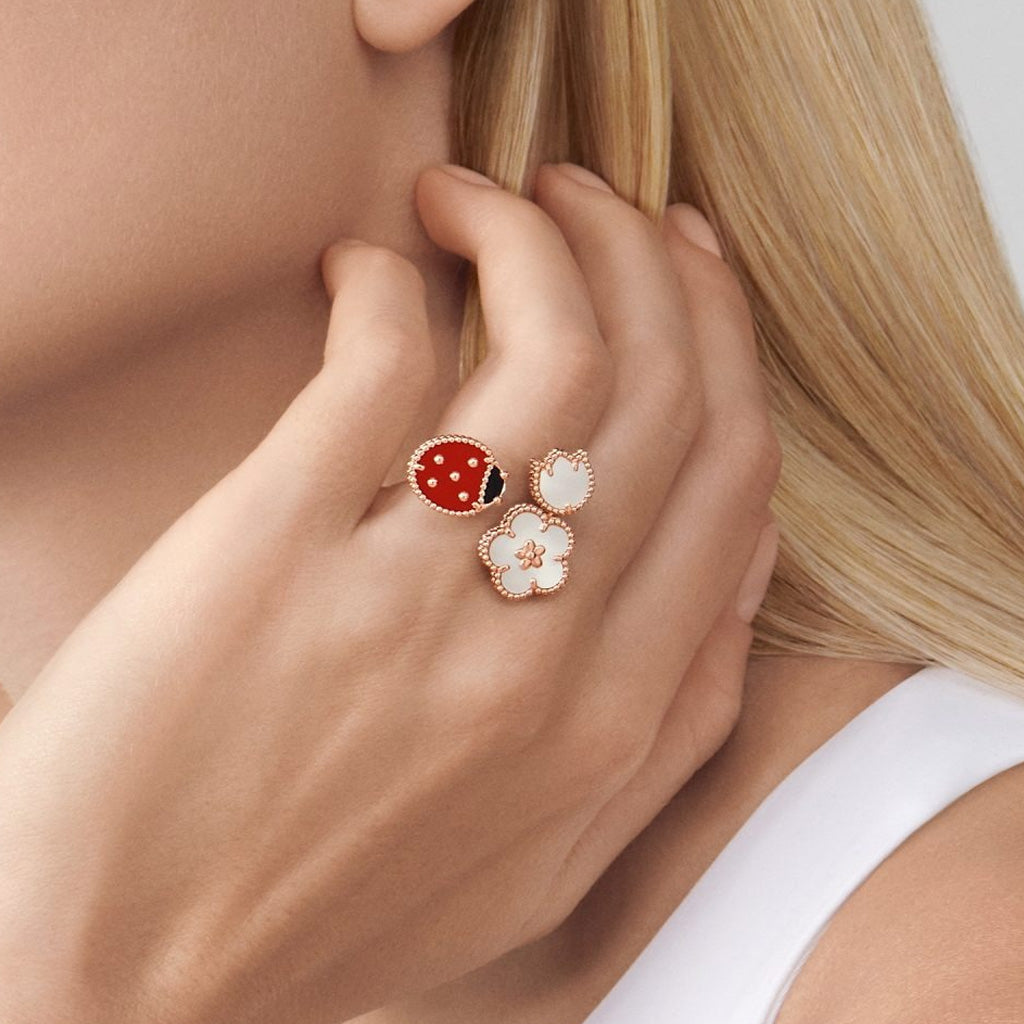 Lucky Spring Between The Finger Ring