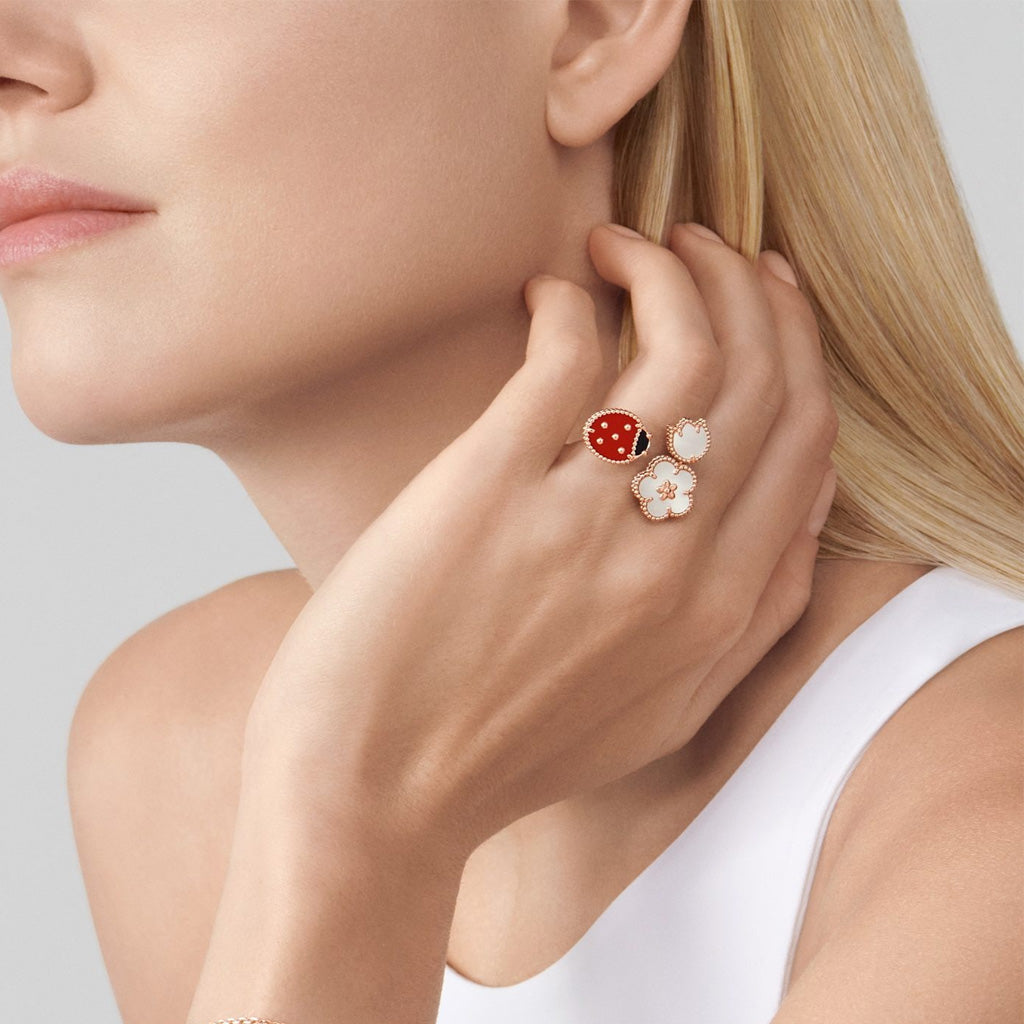 Lucky Spring Between The Finger Ring