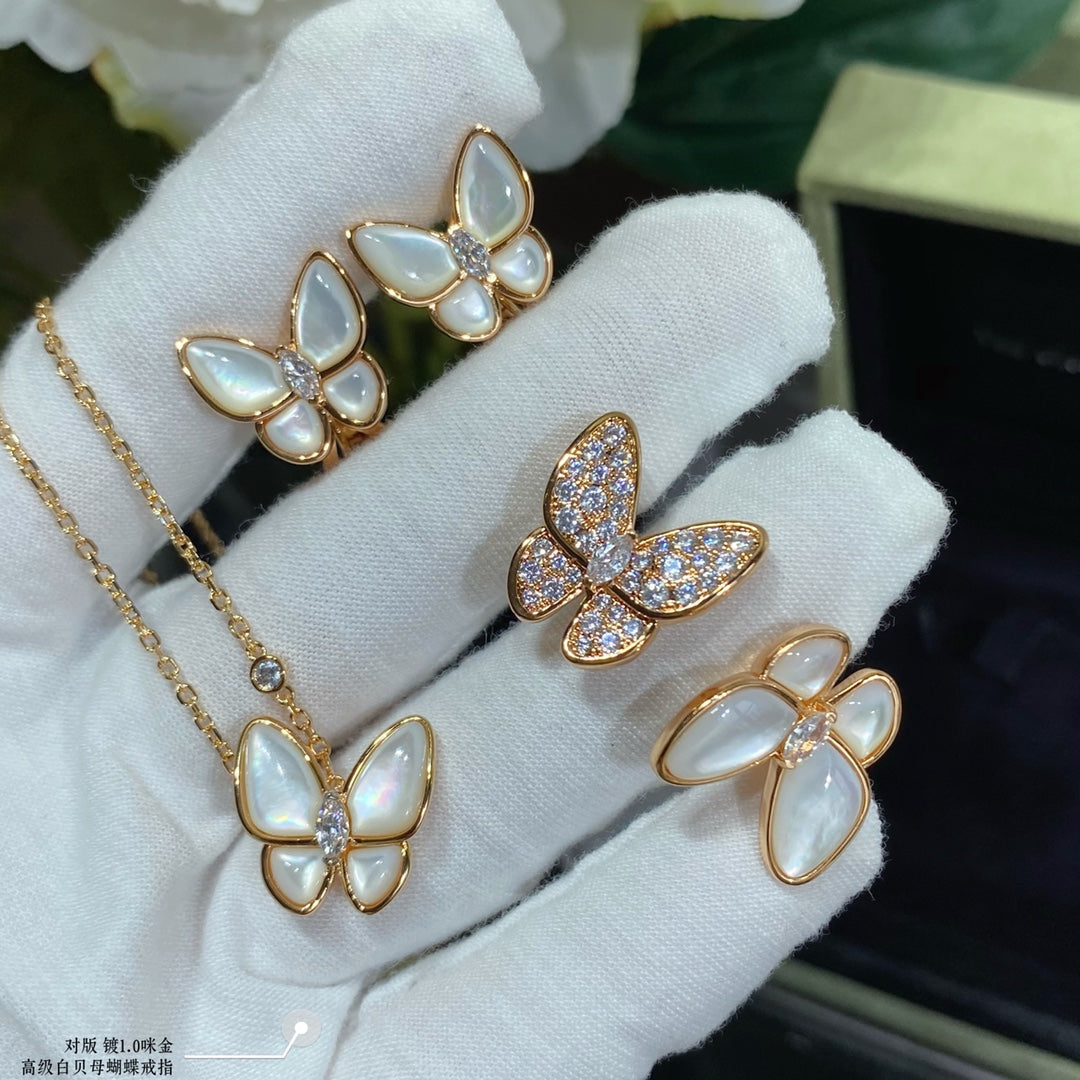 Two Butterfly Between The Finger Pearl Ring