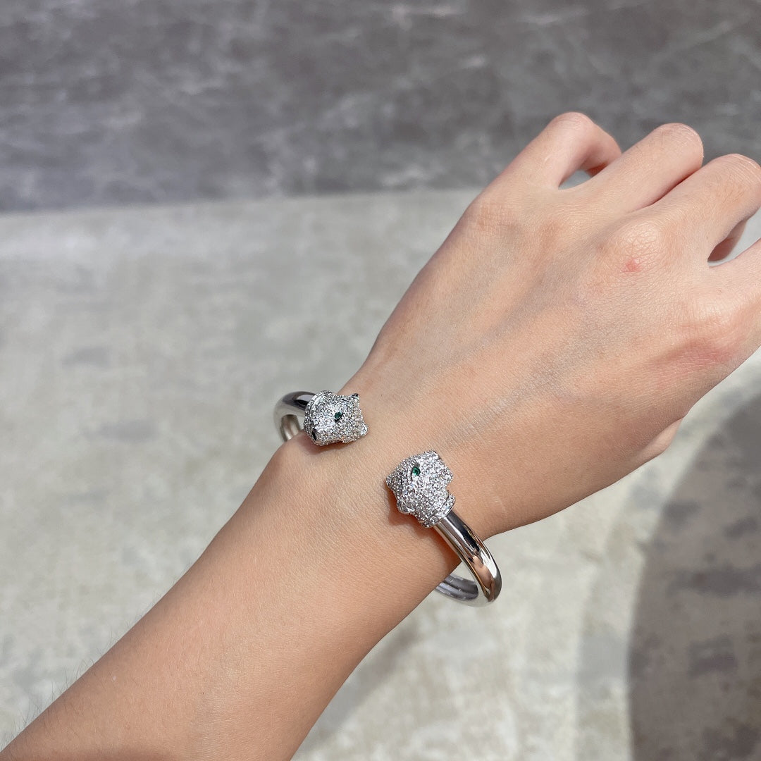 Two Panthère de Bracelet