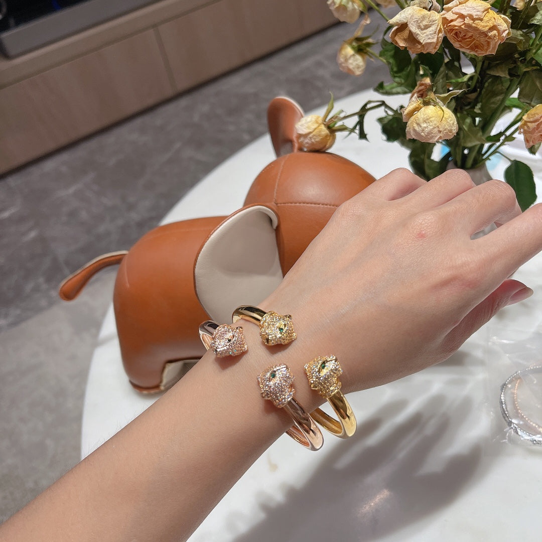 Two Panthère de Bracelet